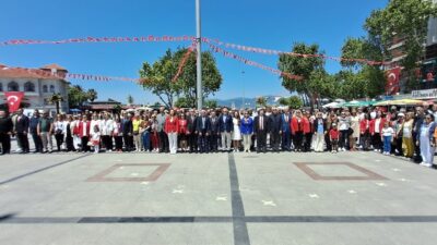 Resmi törenlerde siyasi partilere ve Sivil Toplum Kuruluşlarına Atatürk Anıtına