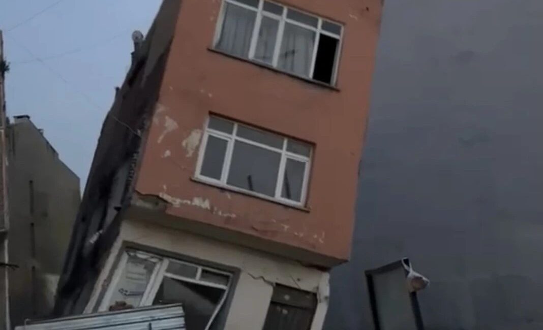 Balıkesir’in Erdek ilçesi Yalı Mahallesi Adnan Menderes Caddesi No:44 adresinde