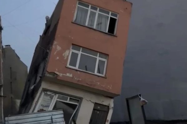 Erdek’te 3 katlı bina saniyeler içinde yıkıldı