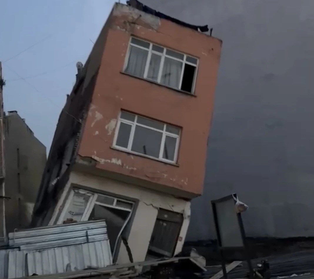 Erdek’te 3 katlı bina saniyeler içinde yıkıldı