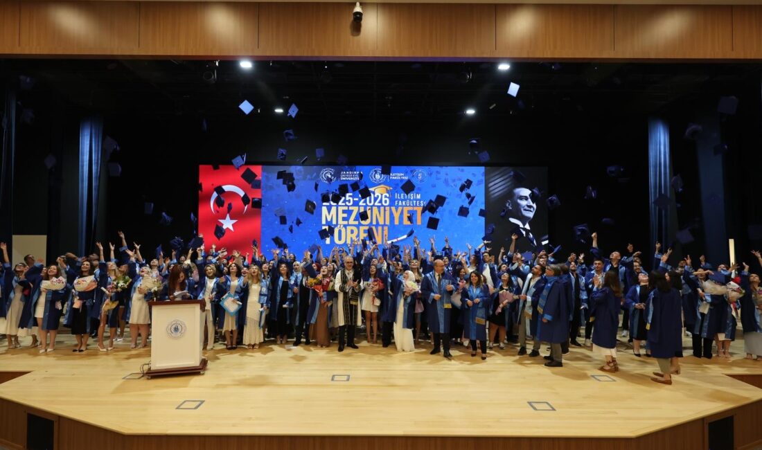 İletişim Fakültesi mezuniyet töreni büyük bir coşku ve yoğun katılımla