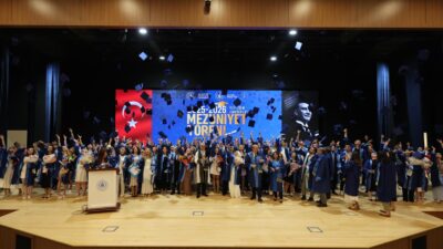 İletişim Fakültesi mezuniyet töreni büyük bir coşku ve yoğun katılımla