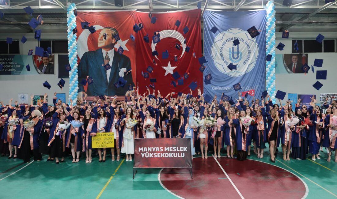 Manyas Meslek Yüksekokulu mezuniyet töreni Manyas Kapalı Spor Salonu’nda büyük