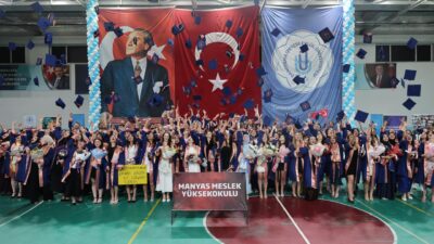 Manyas Meslek Yüksekokulu mezuniyet töreni Manyas Kapalı Spor Salonu’nda büyük