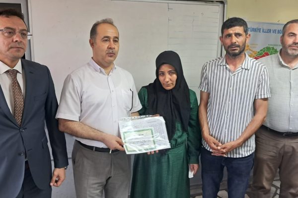 Vefat eden oğlunun karnesini babası aldı