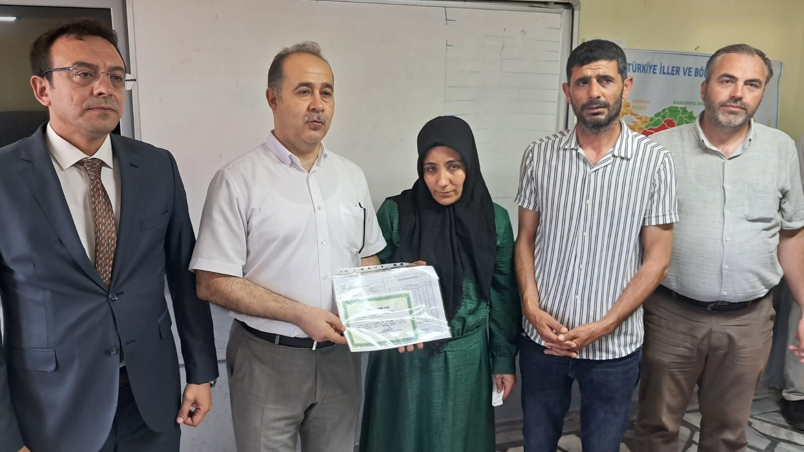Vefat eden oğlunun karnesini babası aldı