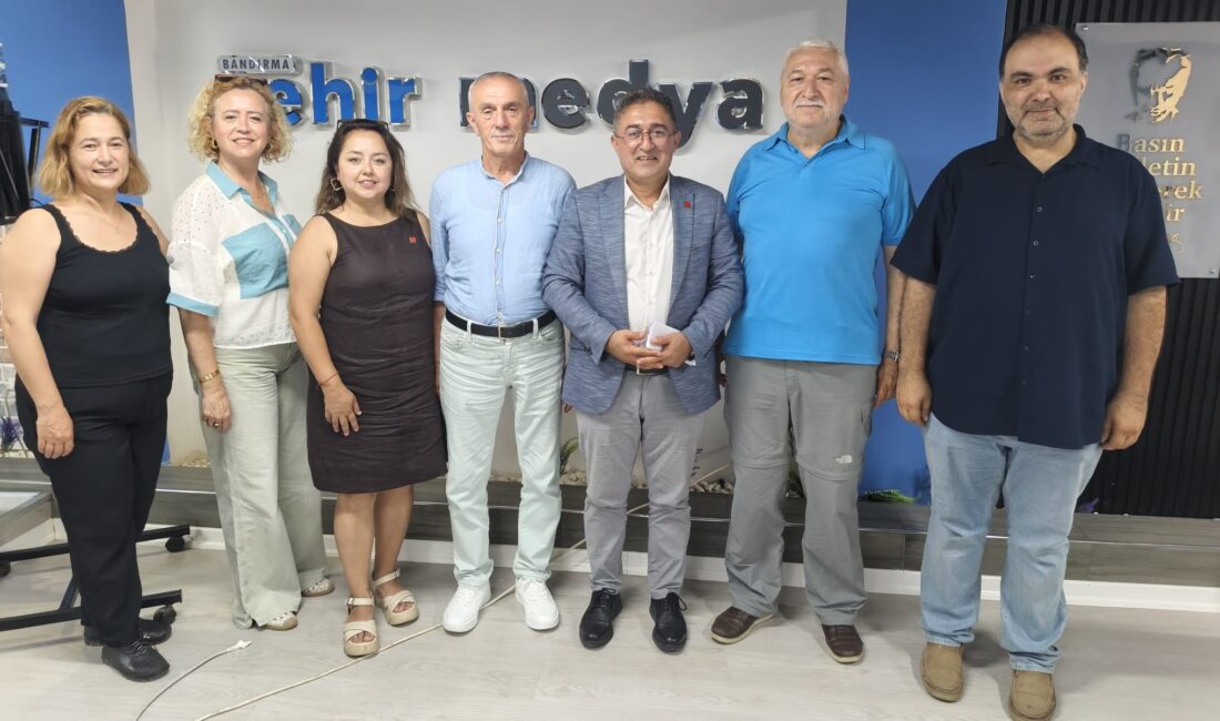 CHP İlçe Başkanı Mehmet Atak, İlçe Sekreteri Erdal Erdoğan ile