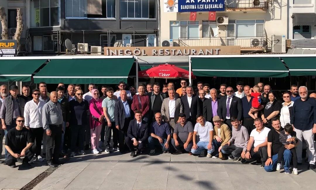 Ak Parti İlçe Teşkilatı Kurban Bayramı kutlamasını ilçe parti binasında