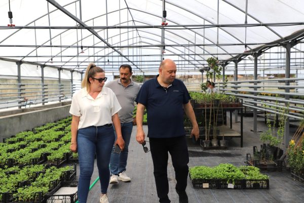 Kendi ürettikleri çiçeklerle Gönen’i süsledi
