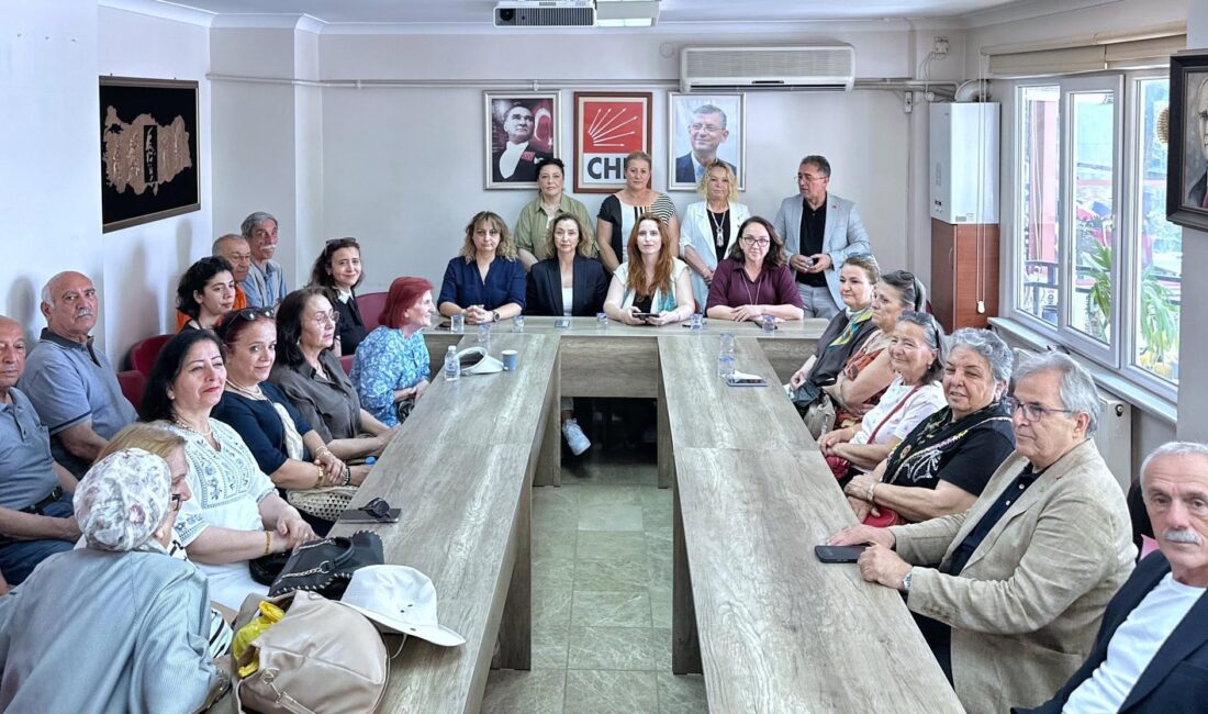 Bandırma CHP’li kadın meclis üyeleri CHP ileç Başkanlığında düzenledikleri basın