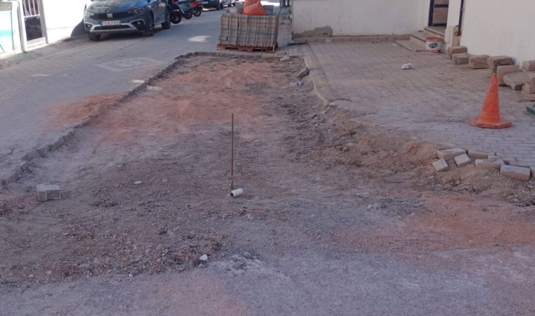 Bandırma’da yol onarım çalışmaları hızla devam etse de Belediye ekipleri