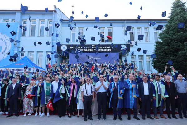 Gönen Meslek Yüksek Okulunda mezuniyet kepleri havaya atıldı