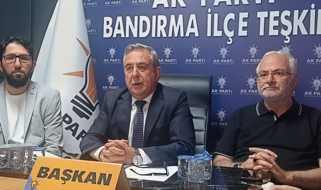 Ak Parti İlçe Başkanı Göksel Karlahan düzenlediği basın toplantısında yerel