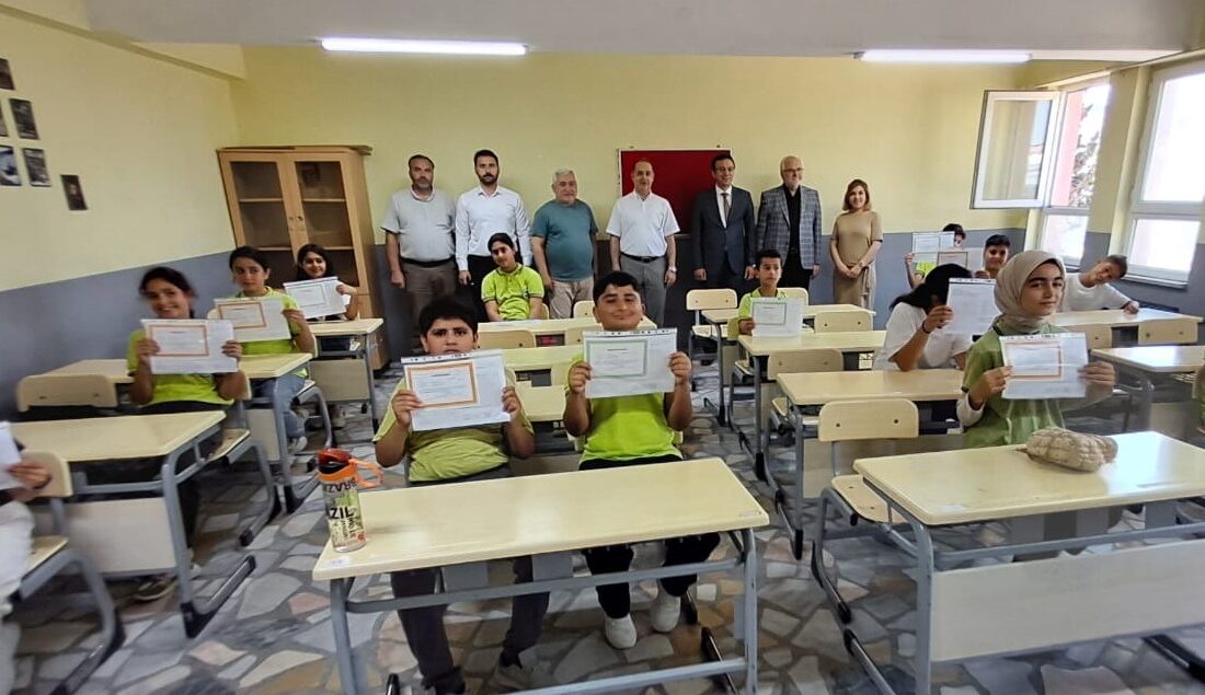 Okulların kapanmasıyla beraber öğrenciler de karne heyecanı yaşadılar. Bandırma’da 2025-2026