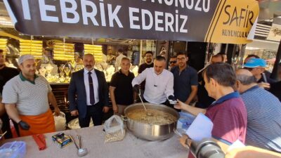 Safir Kuyumculuk tarafından Muharrem ayı dolayısıyla geleneksel aşure hayrı gerçekleştirildi.