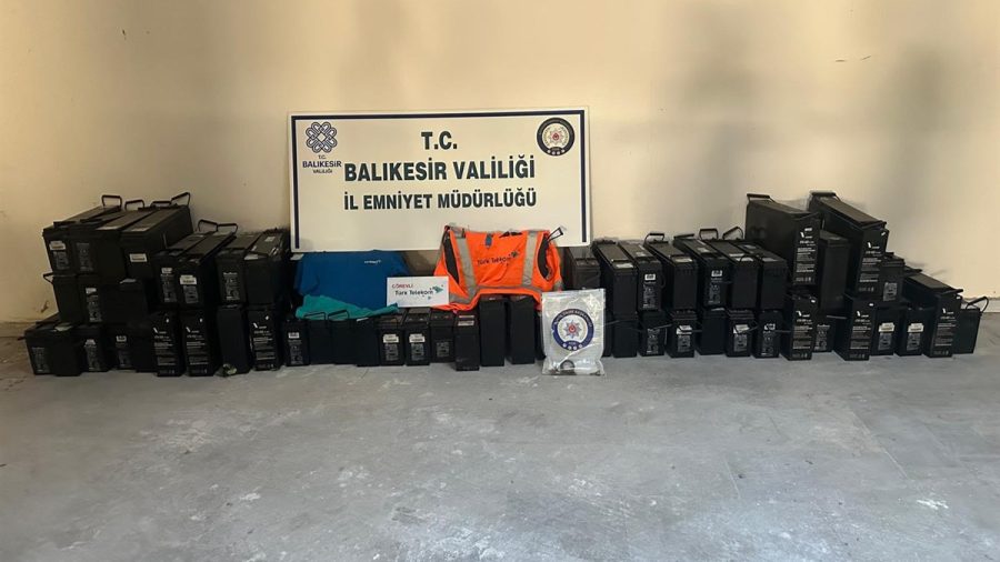 60 adet kaçak akü ele geçirildi