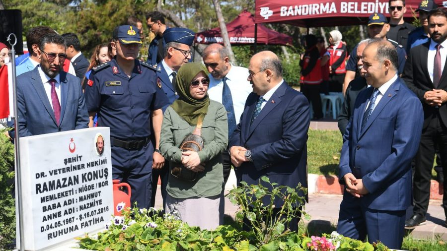 Vali Ustaoğlu 15 Temmuz şehidi Ramazan Konuş’u kabri başında andı