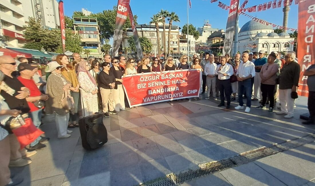 CHP İlçe Teşkilatı Cumhuriyet Meydanında düzenlediği basın toplantısıyla gündemi değerlendirdi.