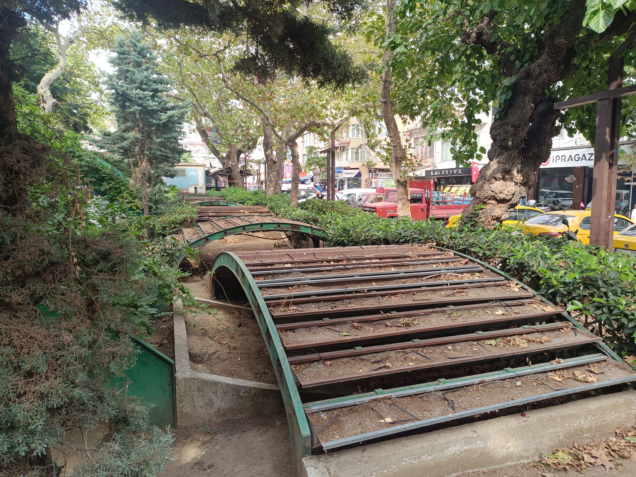 Erdek’in orta yerinde küflü bir ucube!