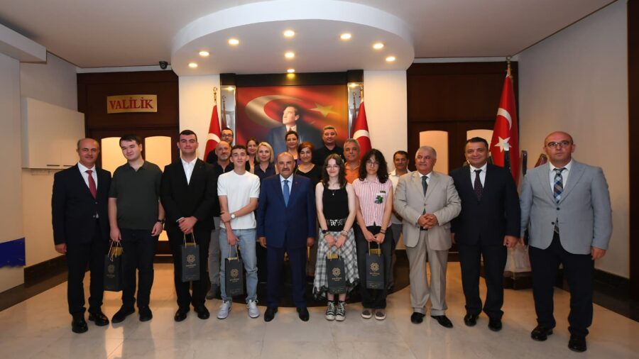 Vali Ustaoğlu Şampiyonları Tebrik Etti