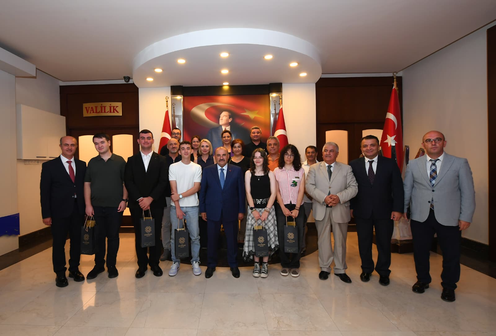 Vali Ustaoğlu Şampiyonları Tebrik Etti